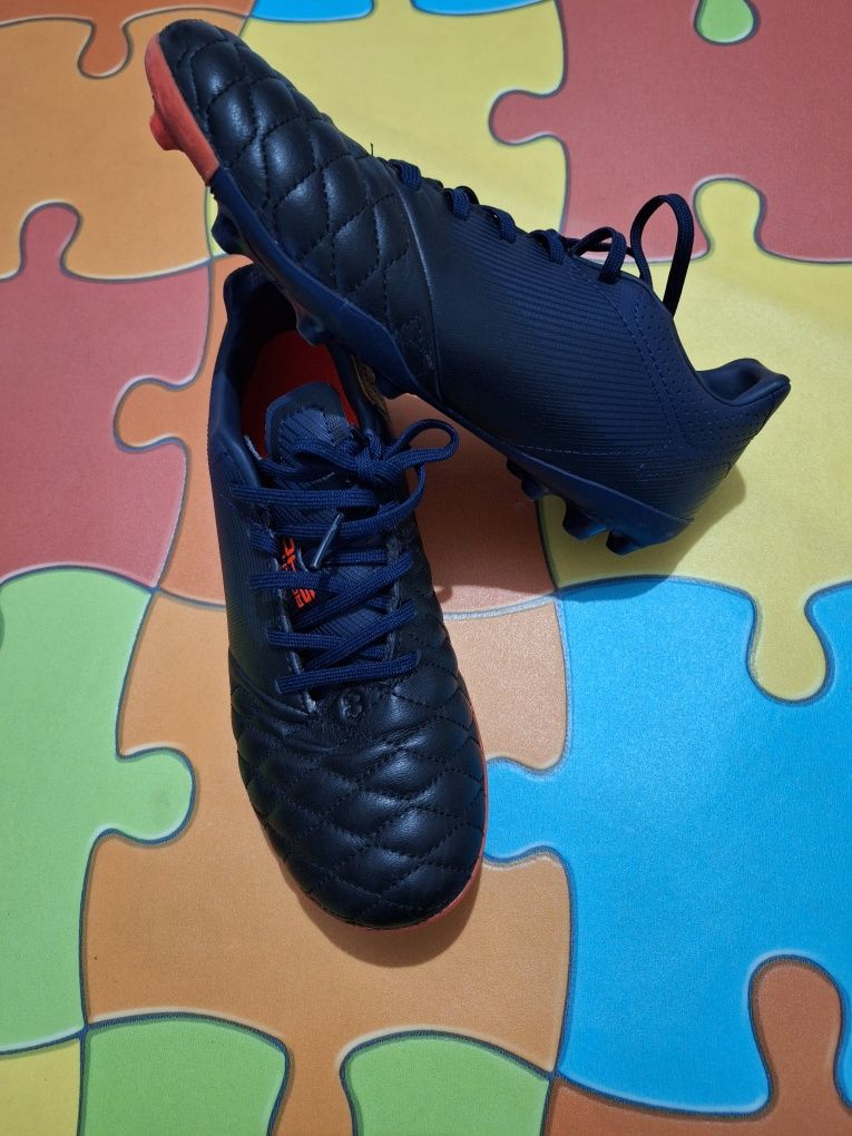 Chuteira com cravos Kipsta número 35 /22cm