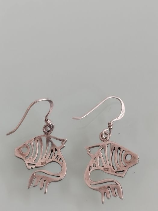 Adoráveis brincos em formato de peixe, com um design delicado e único.