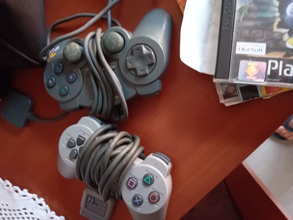 PlayStation 2 com dois comandos e 16 jogos