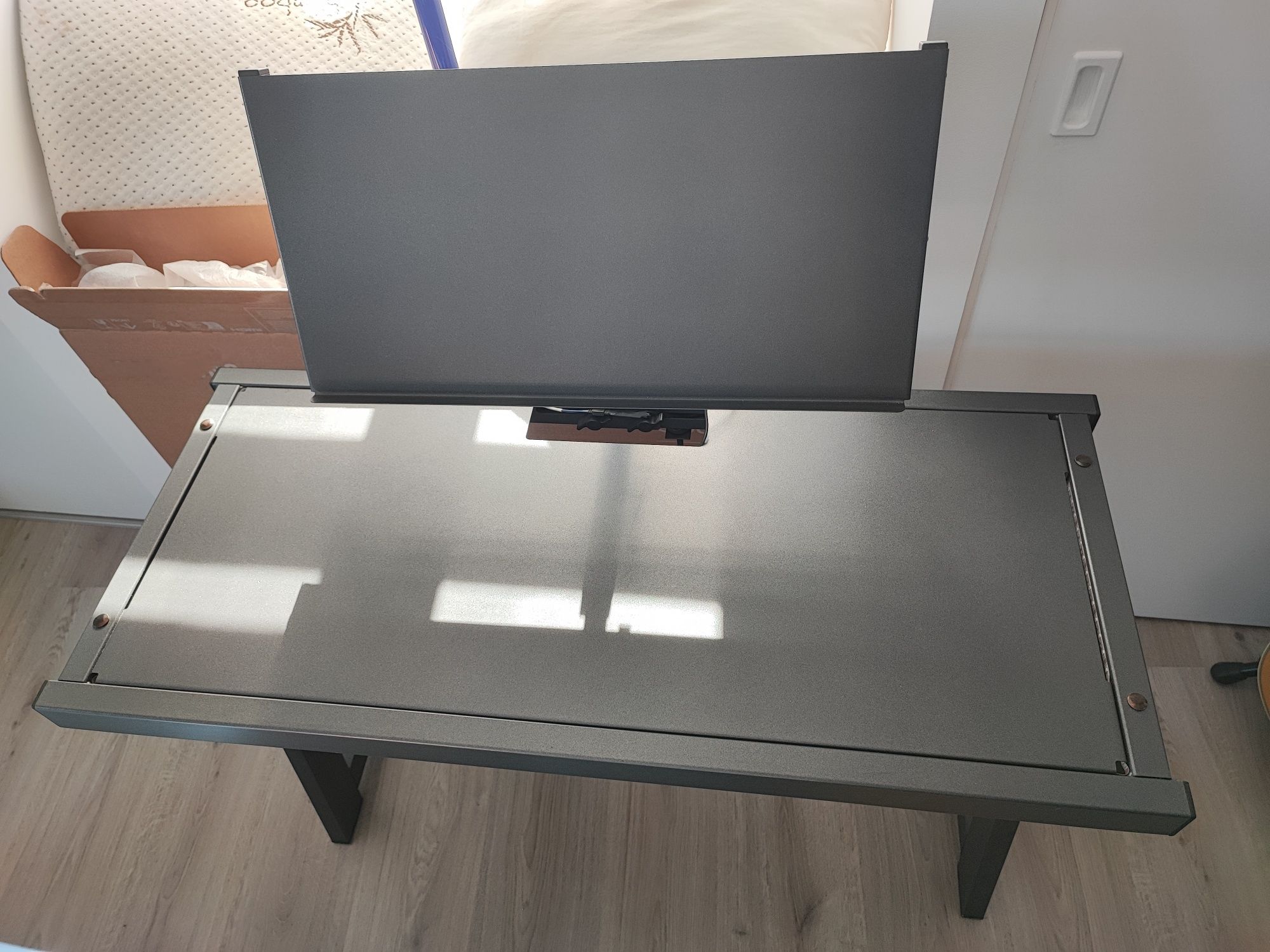 Secretária de estúdio em metall com LEDs