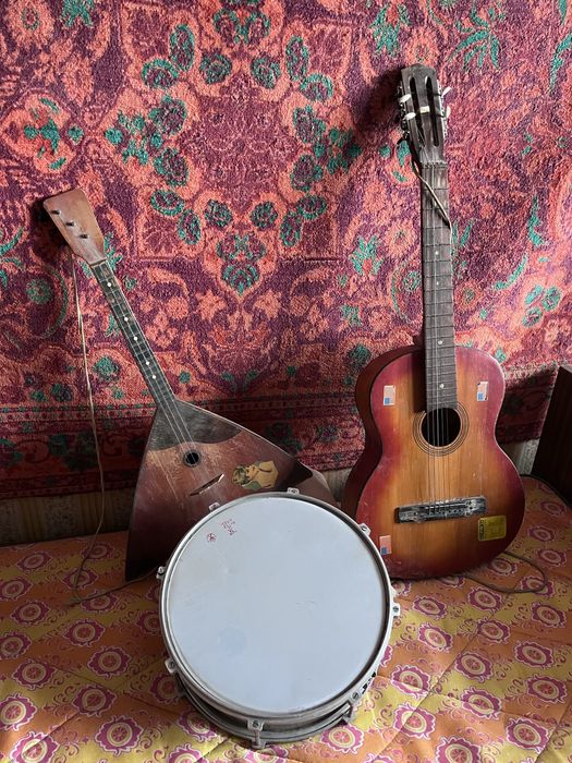 Инструмент балалайка гитара барабан