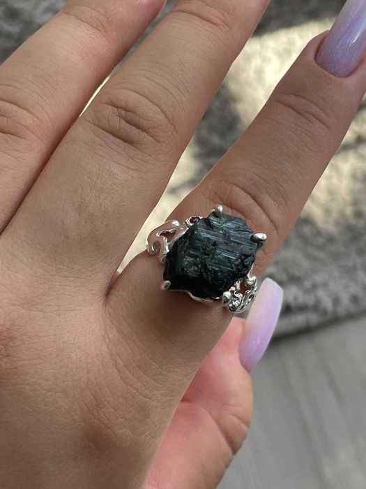 Кольцо с черным турмалином , серебро 925 пробы, размер 18.5