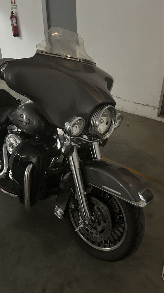 Harley Davidson electra glide flhtk