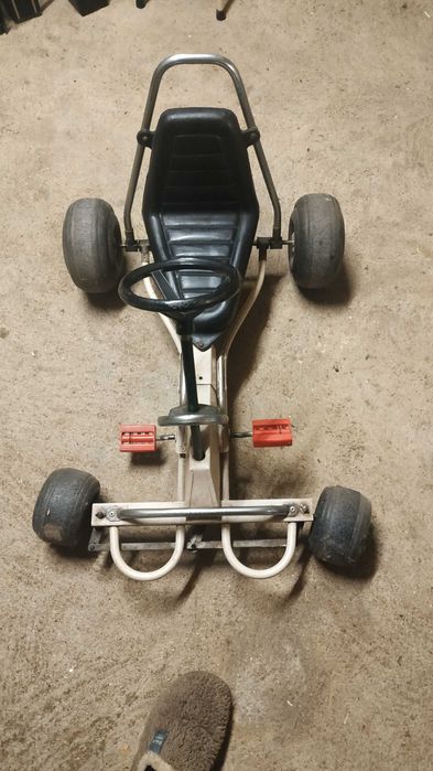 Quadriciclo infantil. Usado, a andar.