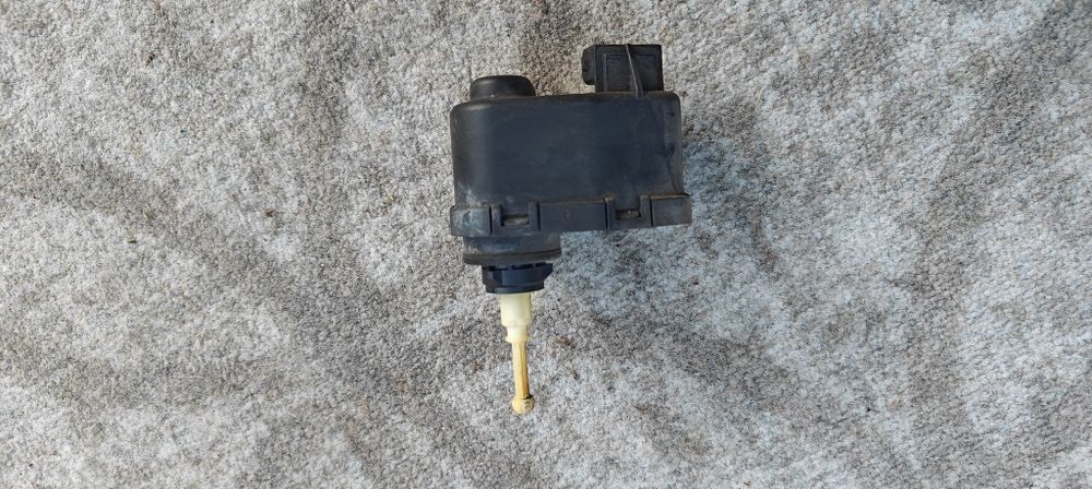 Silniczek regulacji lampy przód lewa Audi 80 B4