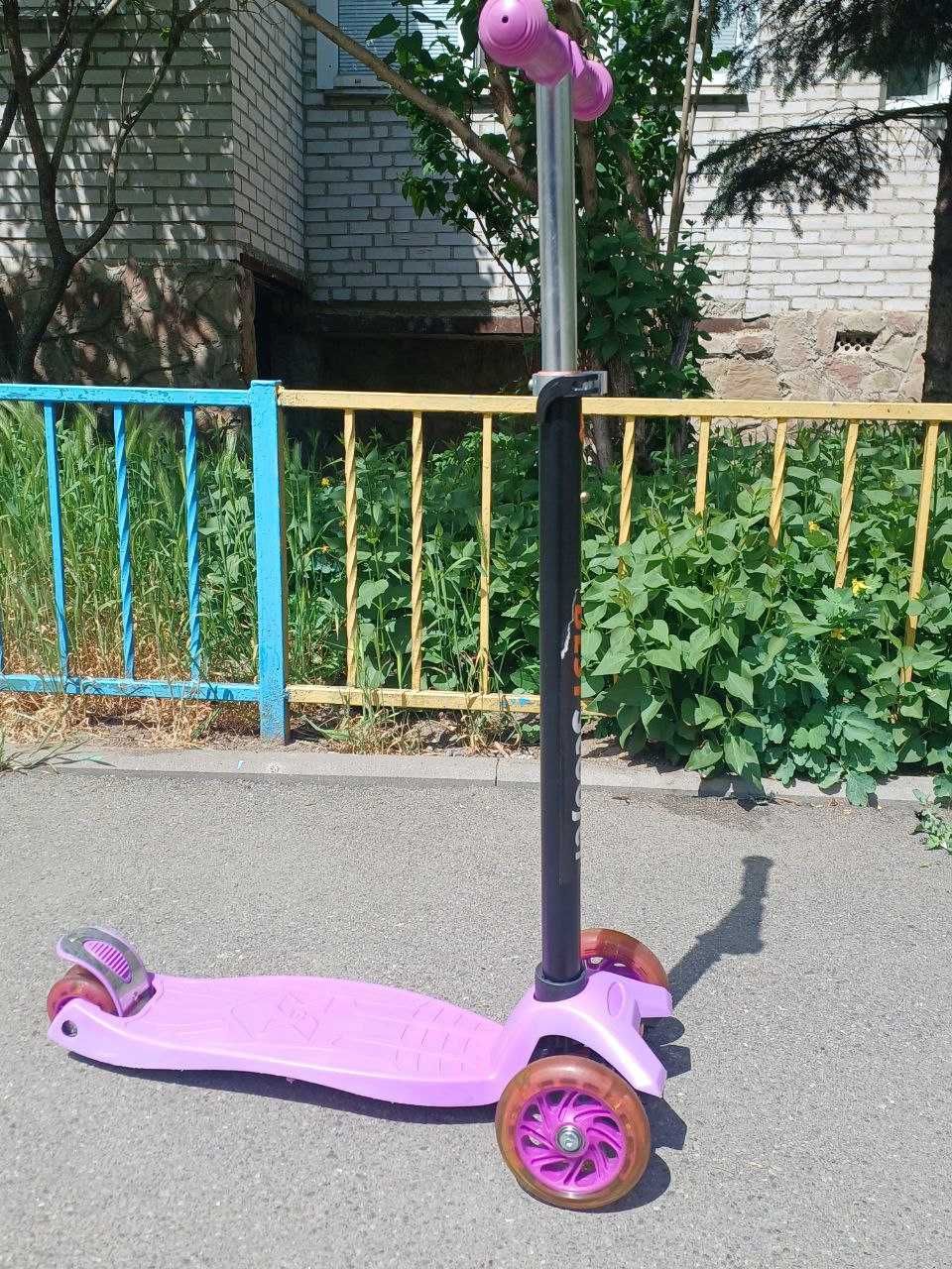 Самокат для дівчинки