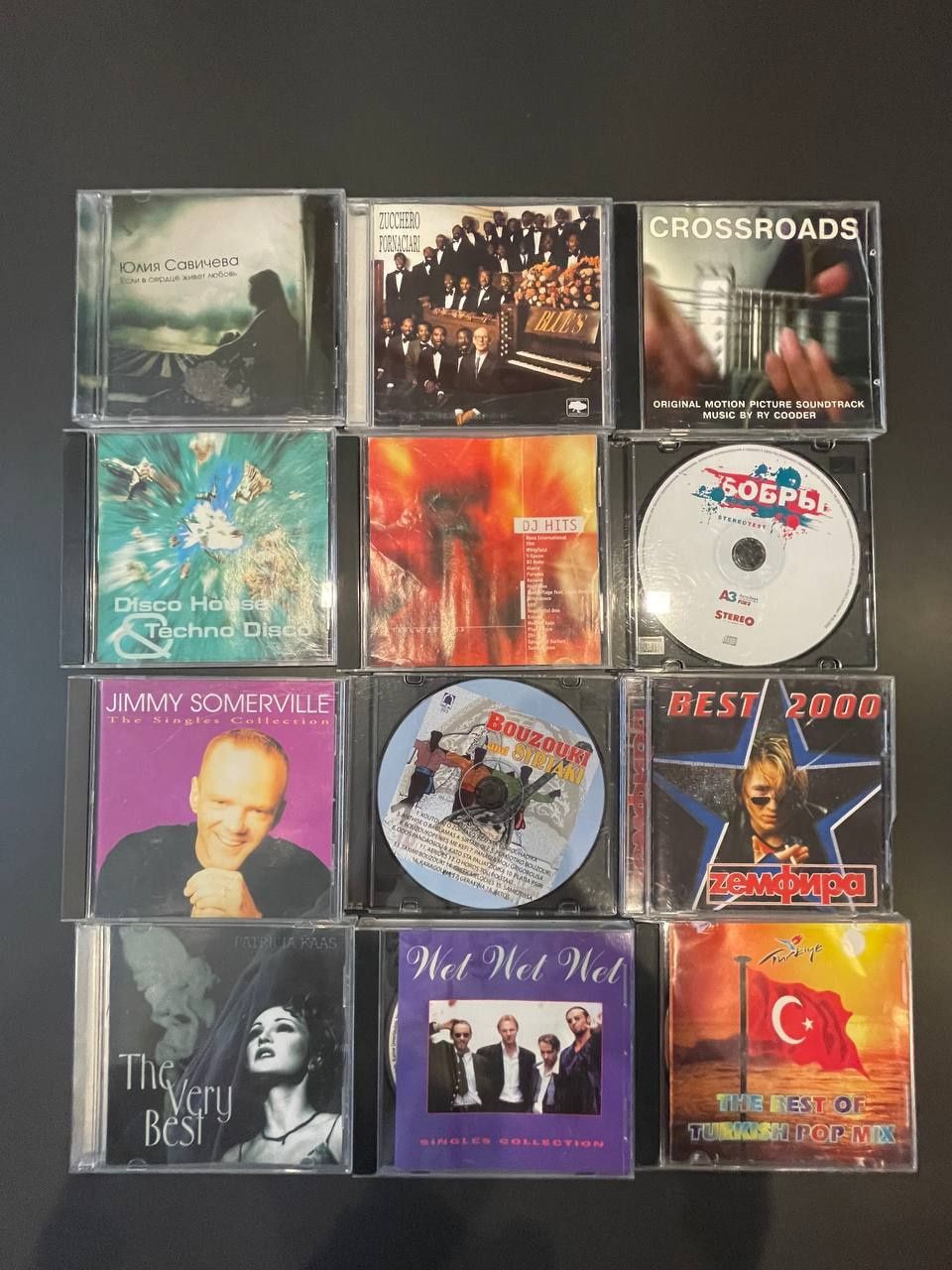 Коллекция CD дисков с музыкой.