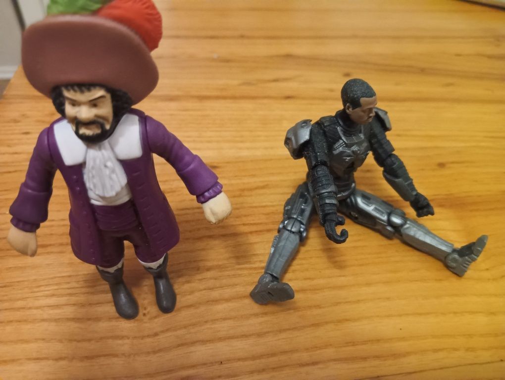 Figurki komandos RIPCORD z G.I.JOE. i figurka McDonald's.