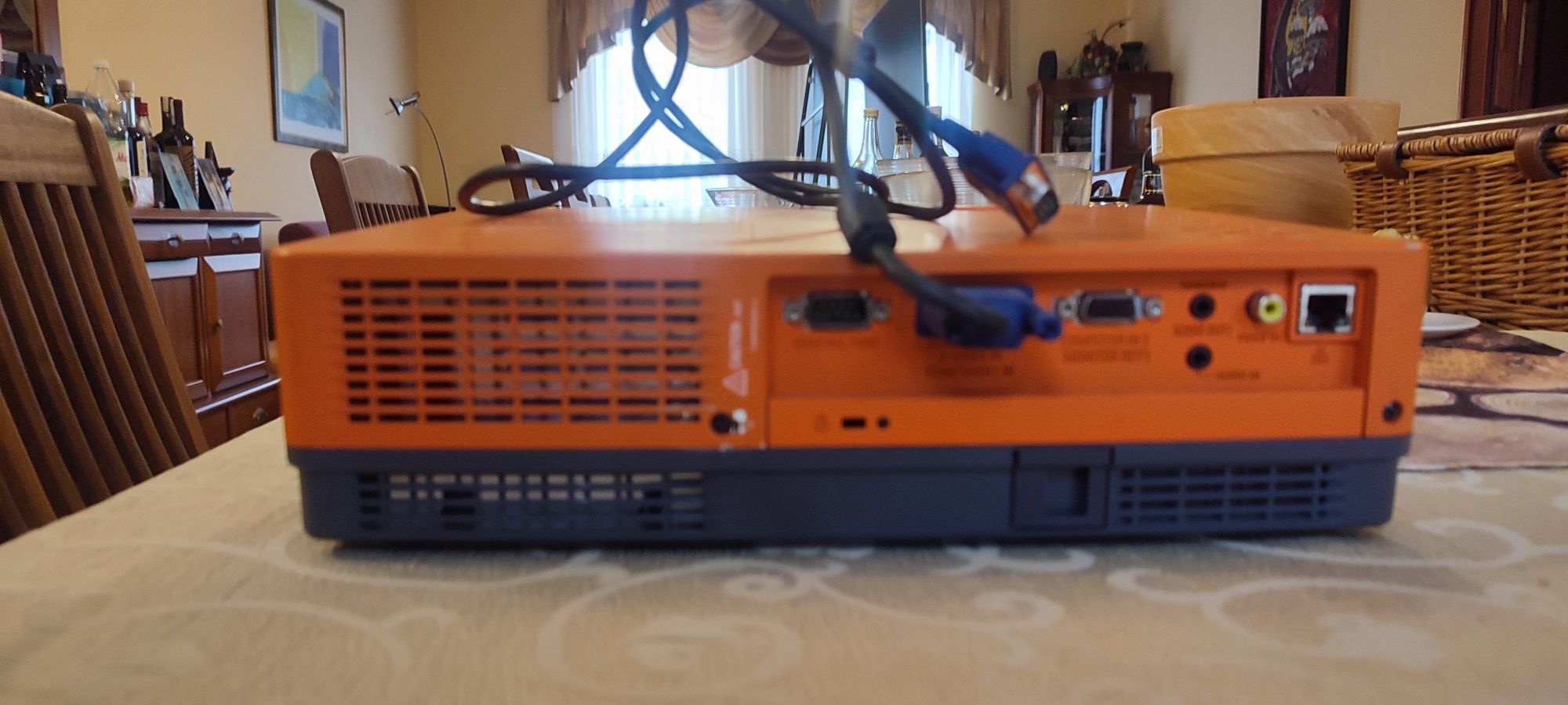 Rzutnik, projektor Sanyo PLC-XE33 mało używany 
* Kabel VGA