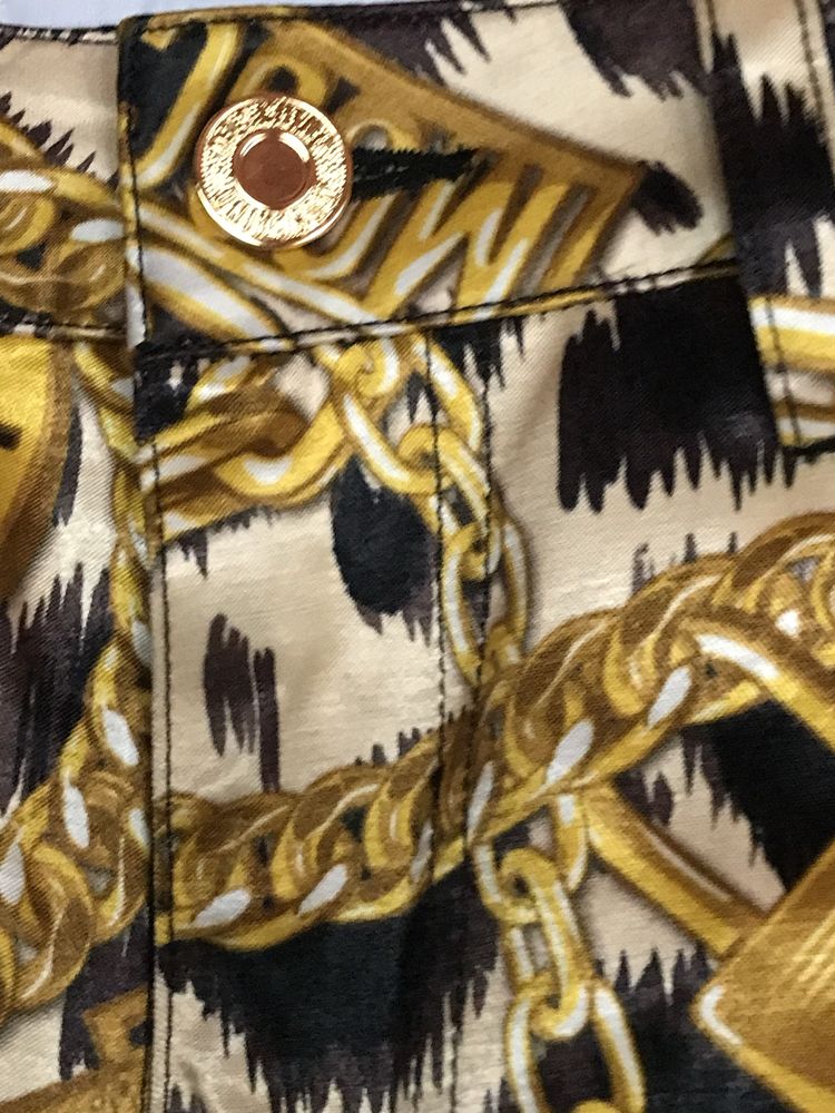 Spodnie-chinosy Moschino wzory, atlasowe wykończenie, zlotawe,  40