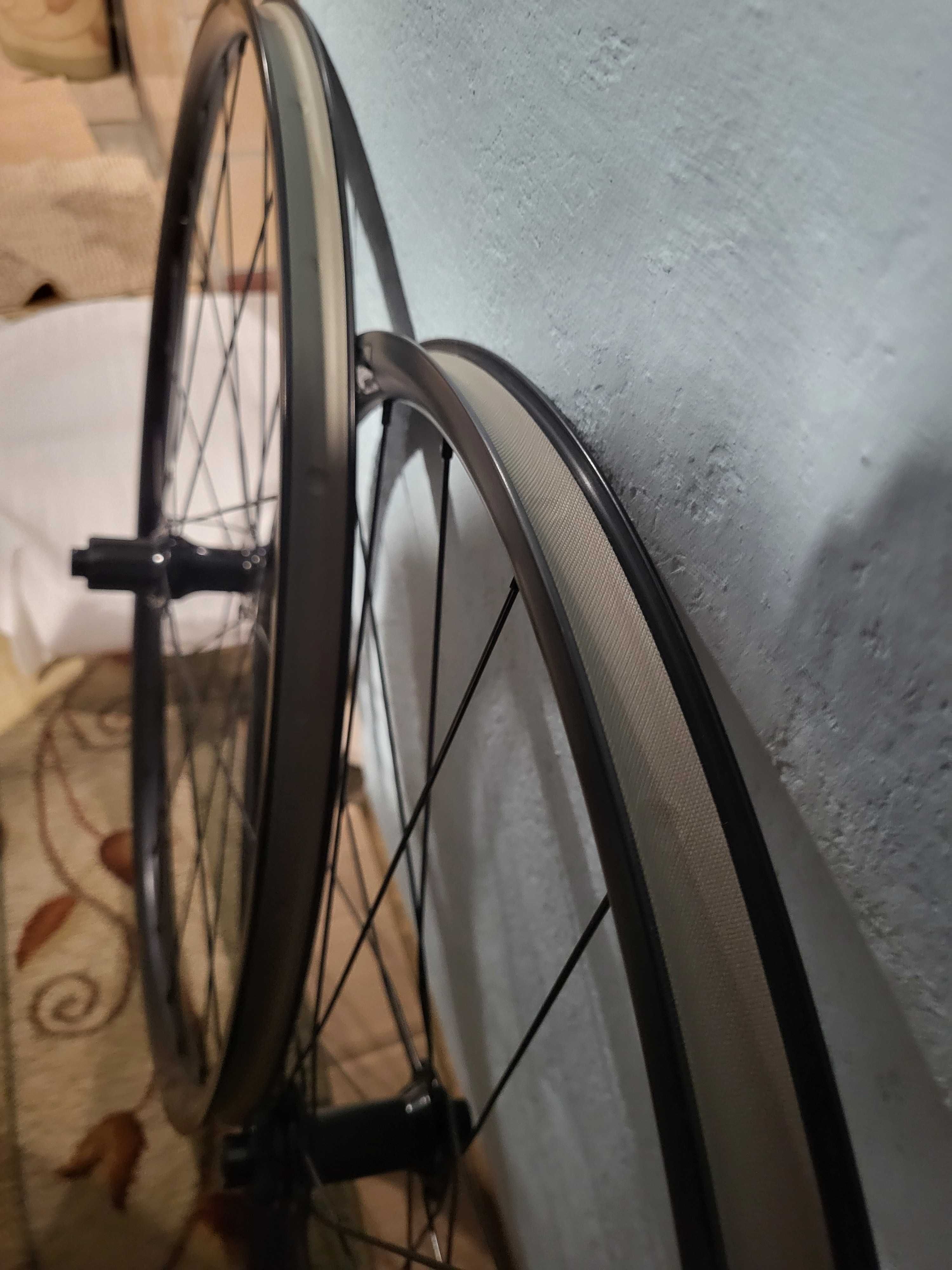 Koła  bontrager paradigm sl  do roweru szosowego