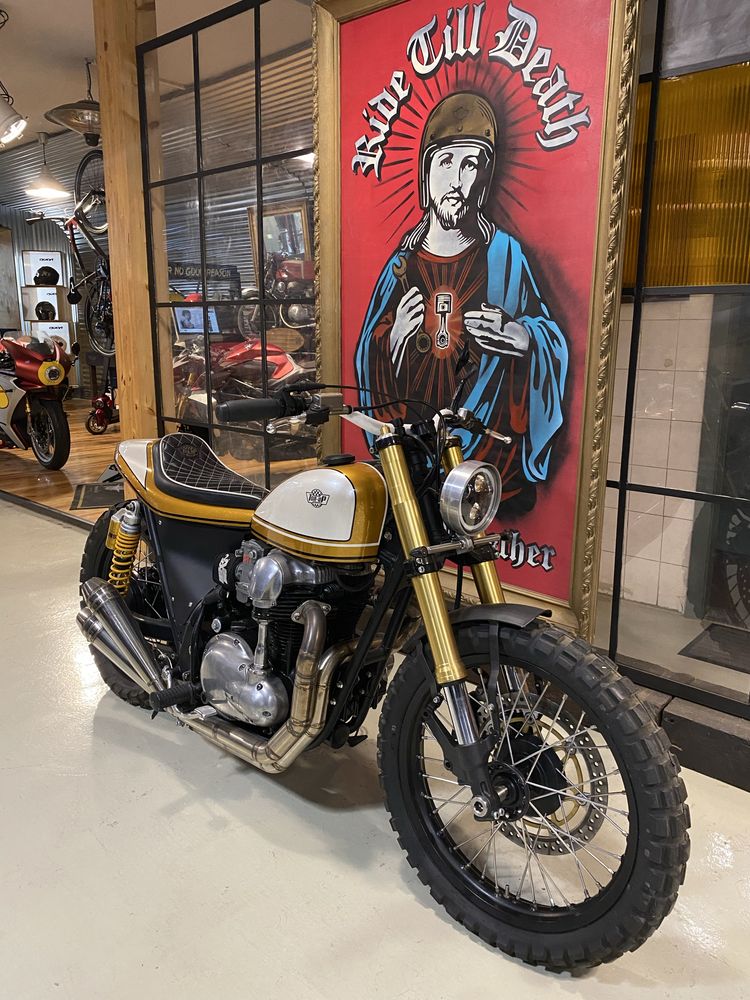 Kawasaki W650 by Ton-up Garage