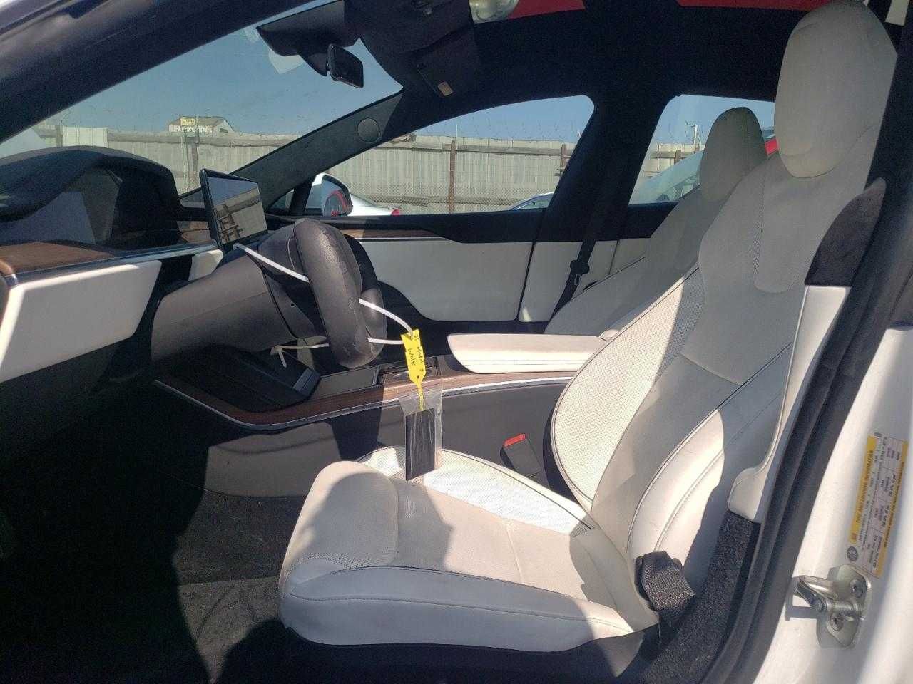 Електричний седан Tesla Model S 2021 з США