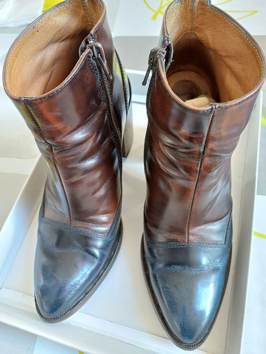 Bota curta em pele azul e castanho