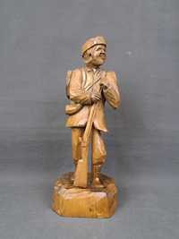 Żołnierz, rzeźba drewniana, wys. 31 cm