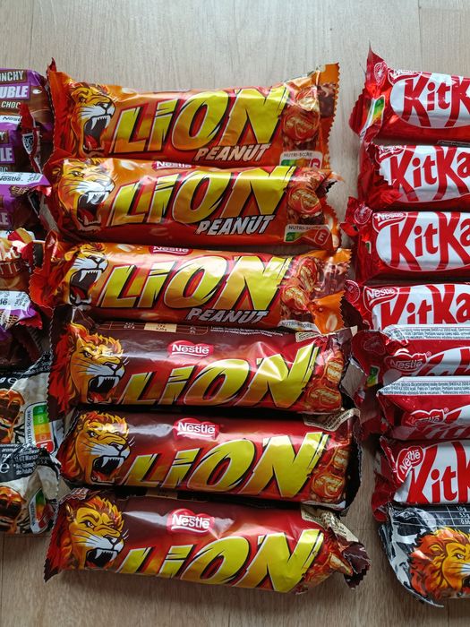 30 batoników KitKat i 30 Lion