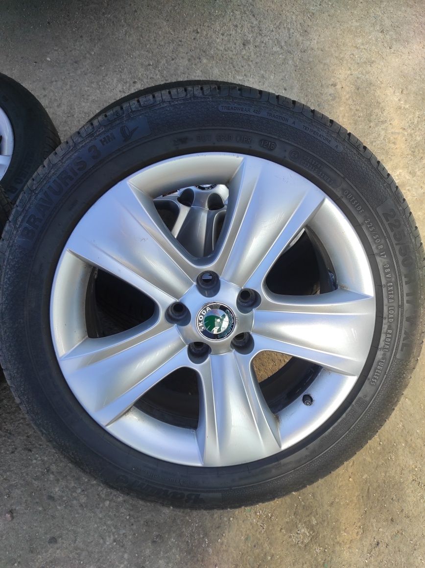 Продам шини з дисками 225/50R17