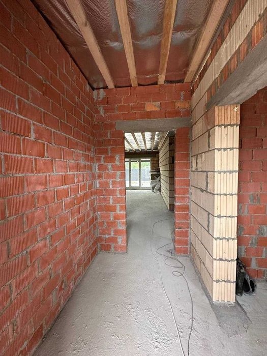 Одноповерховий будинок в Дмитрівці поруч ліс та центральна дорога