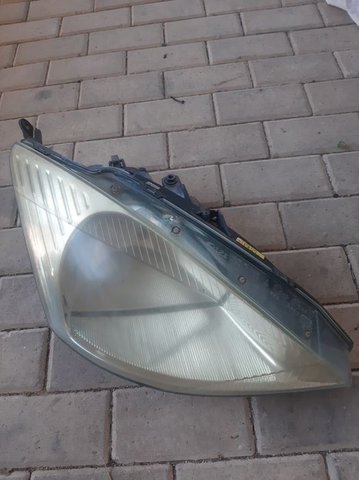 Farol direito Ford Focus