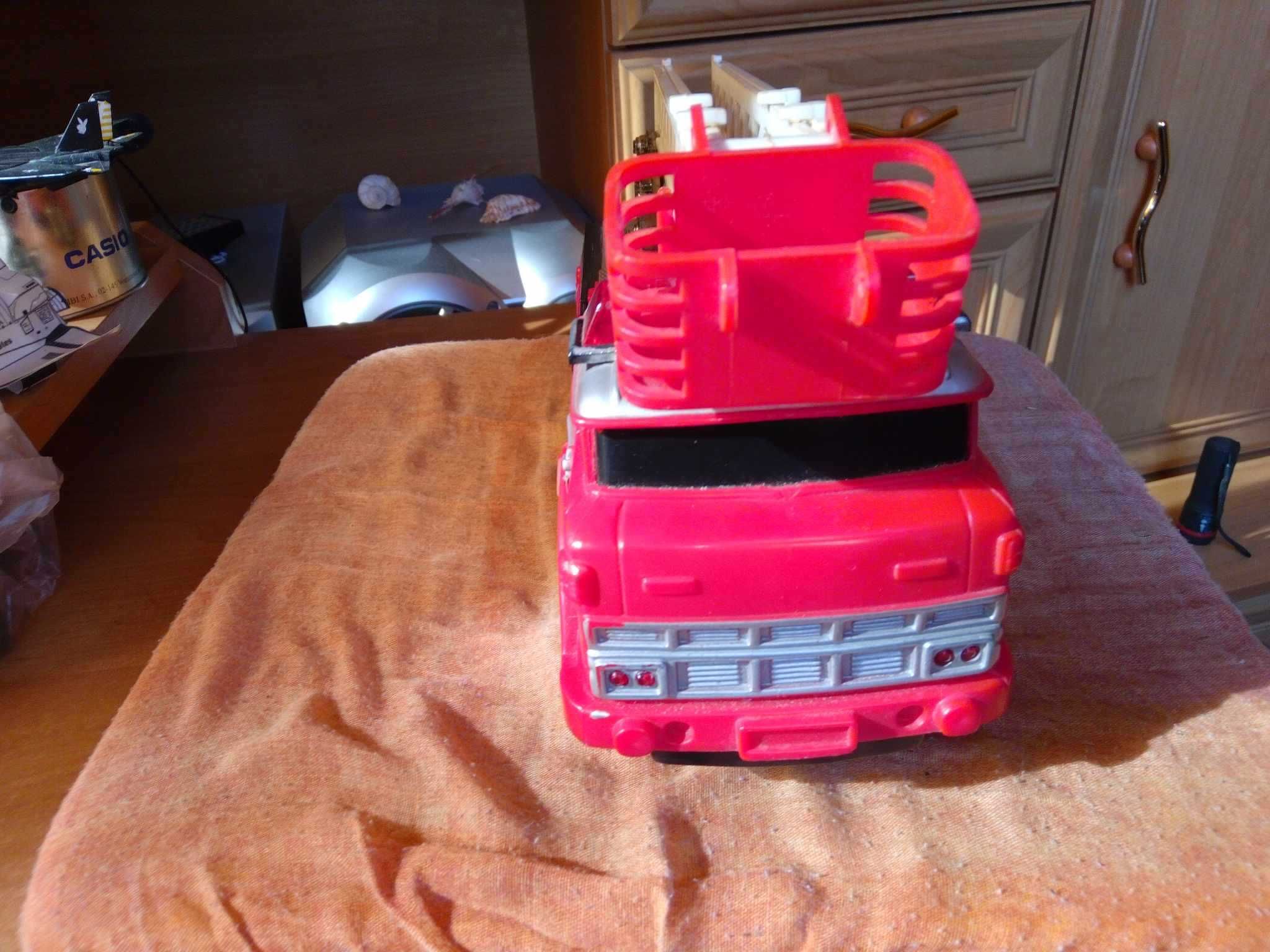 Samochód samochodzik auto zabawka model wóz strażacki na baterie 25cm