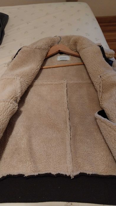 Colete em pêlo e pele muito bonito e quente da stradivarius