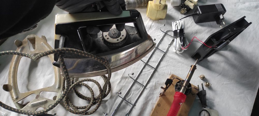 Світлодіодний ліхтар фонар електроніка утюг праска тройнік світильник