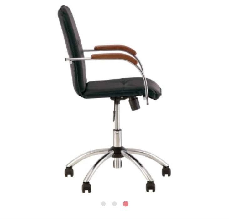 Офісне крісло в наяаності