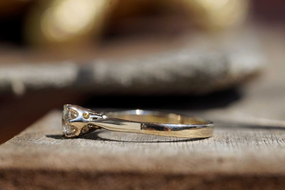 Złoty pierścionek z brylantem 0.49ct