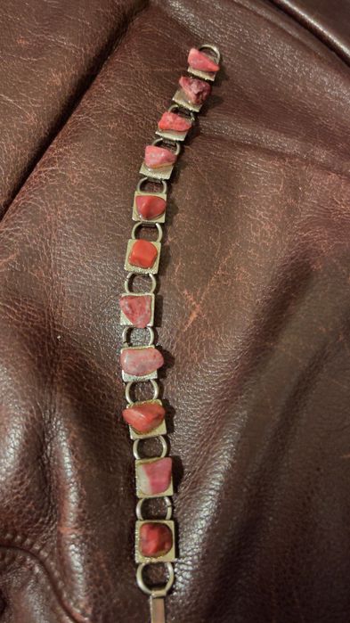 Вишуканий вінтажний браслет ручної роботи з бордовим натураль камінням