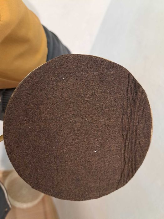 Lampa figuralna stołowa mosiężna 3 kobiety kariatydy kula art deco