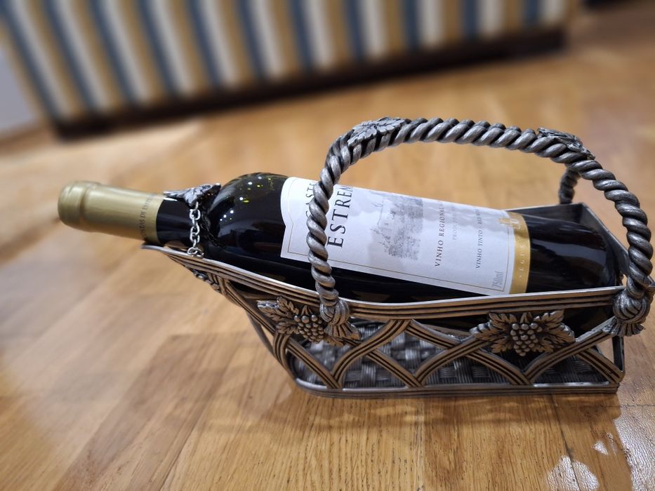 Suporte para garrafa em estanho