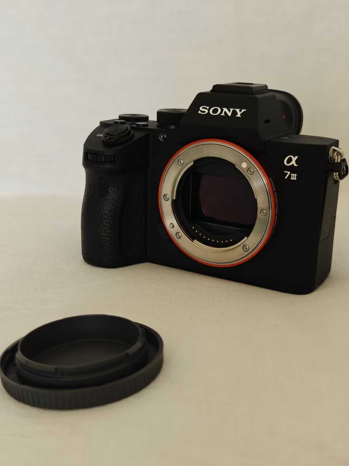 Sony Alpha 7 III + Obiektyw 28–70mm + 50mm 1.8 + akcesoria – jak nowa