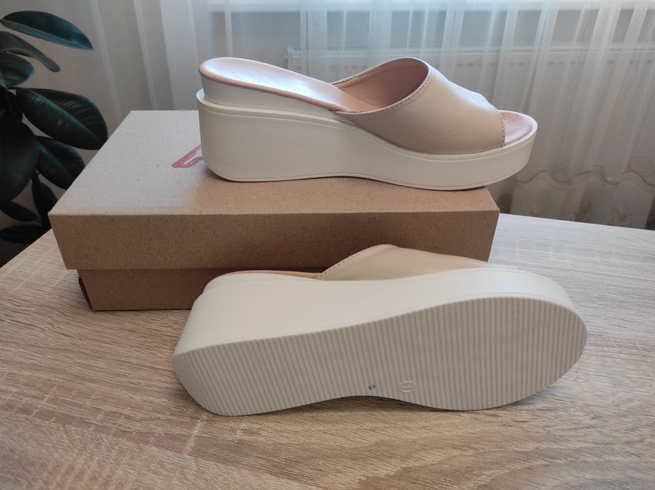 Шльопанці шкіряні