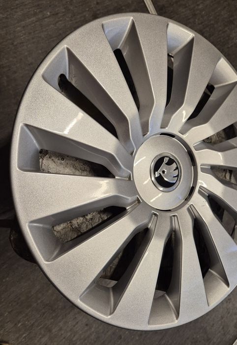 Oryginalny kołpak Skoda 16 cali srebrny Stan jak nowy