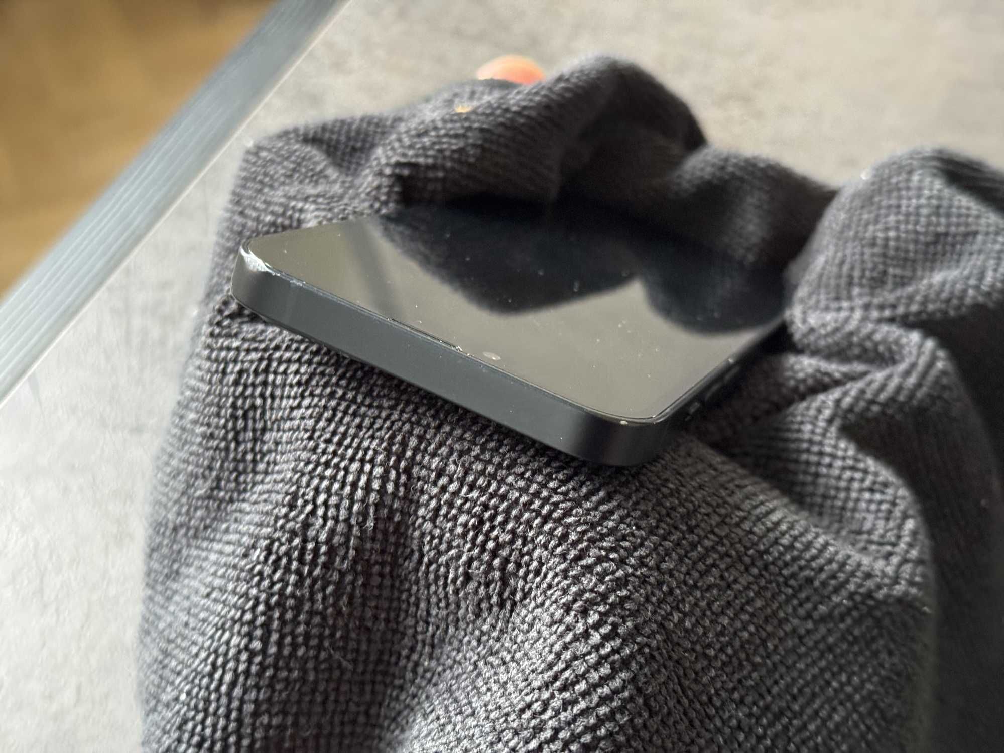 Apple iPhone 13 Midnight (заблокований iCloud, на деталі)
