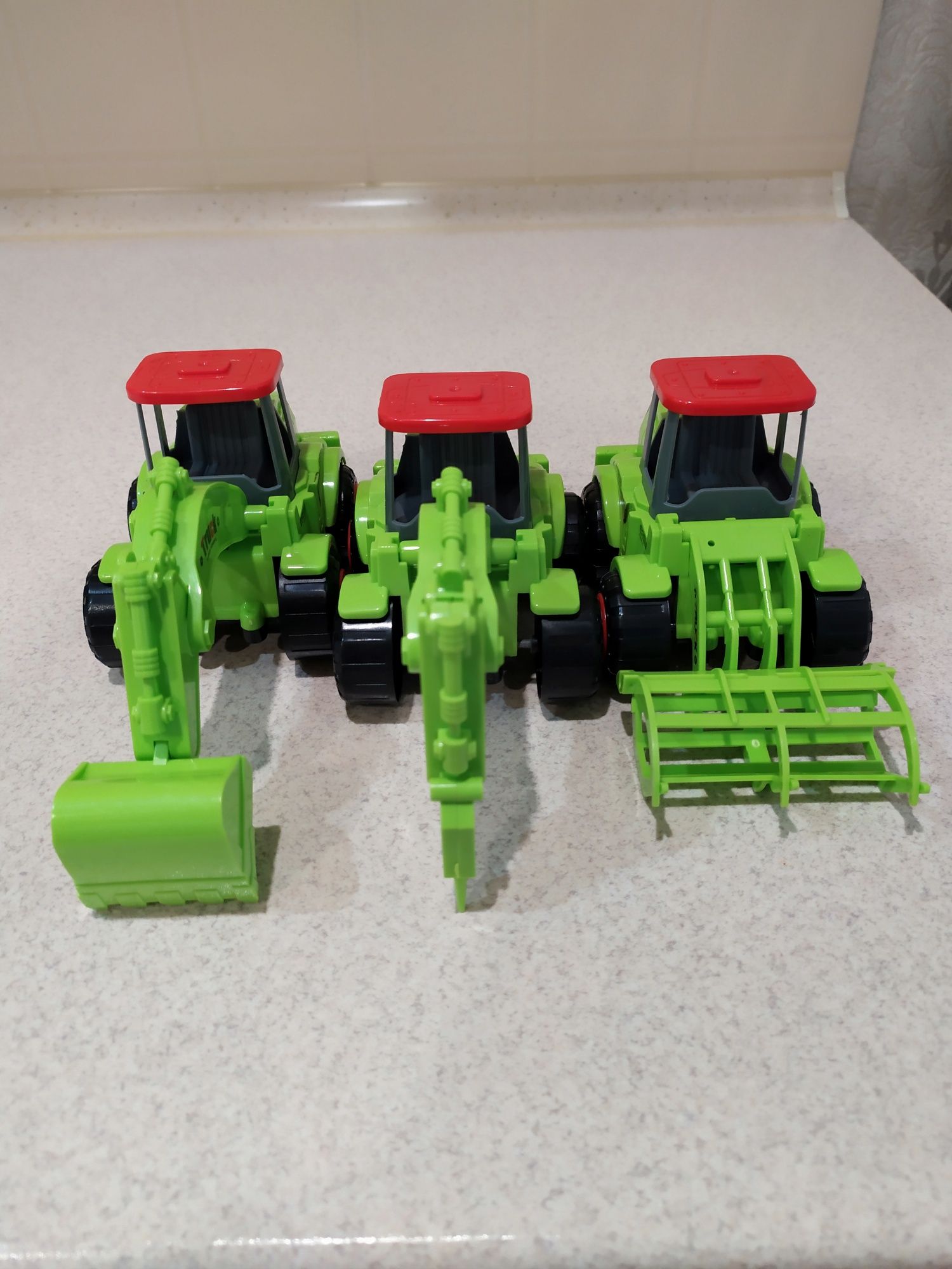 Продам набор игрушек три трактора
