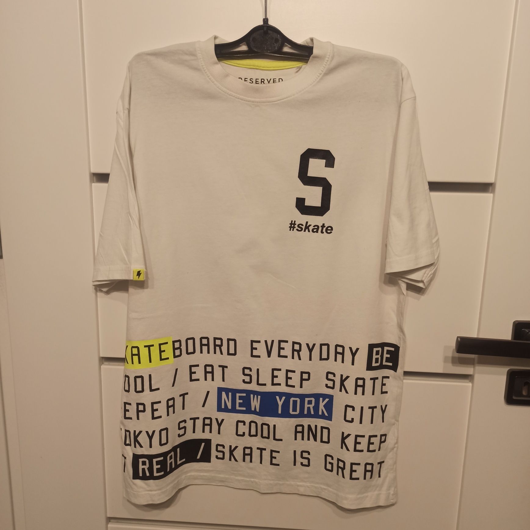 T-shirt Reserved z napisami 146 cm