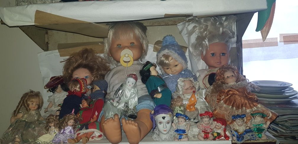Coleção de bonecas de porcelana e outros