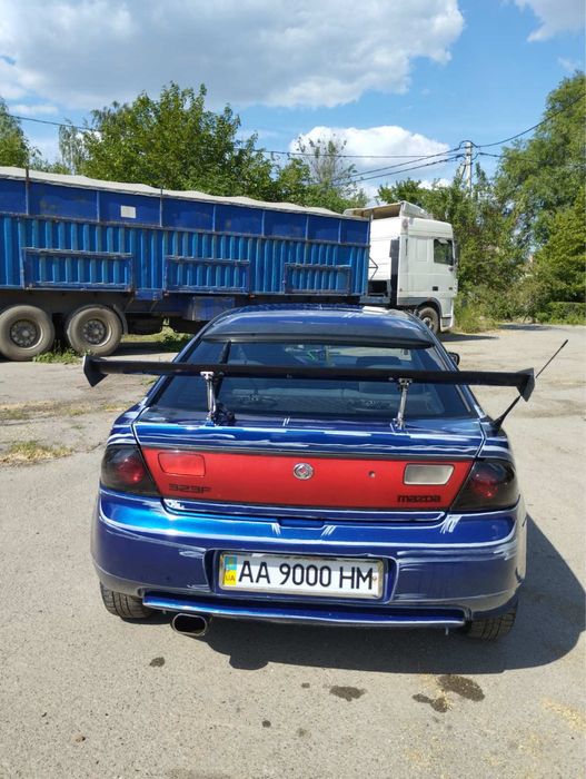 Продам своє авто Mazda 323 F