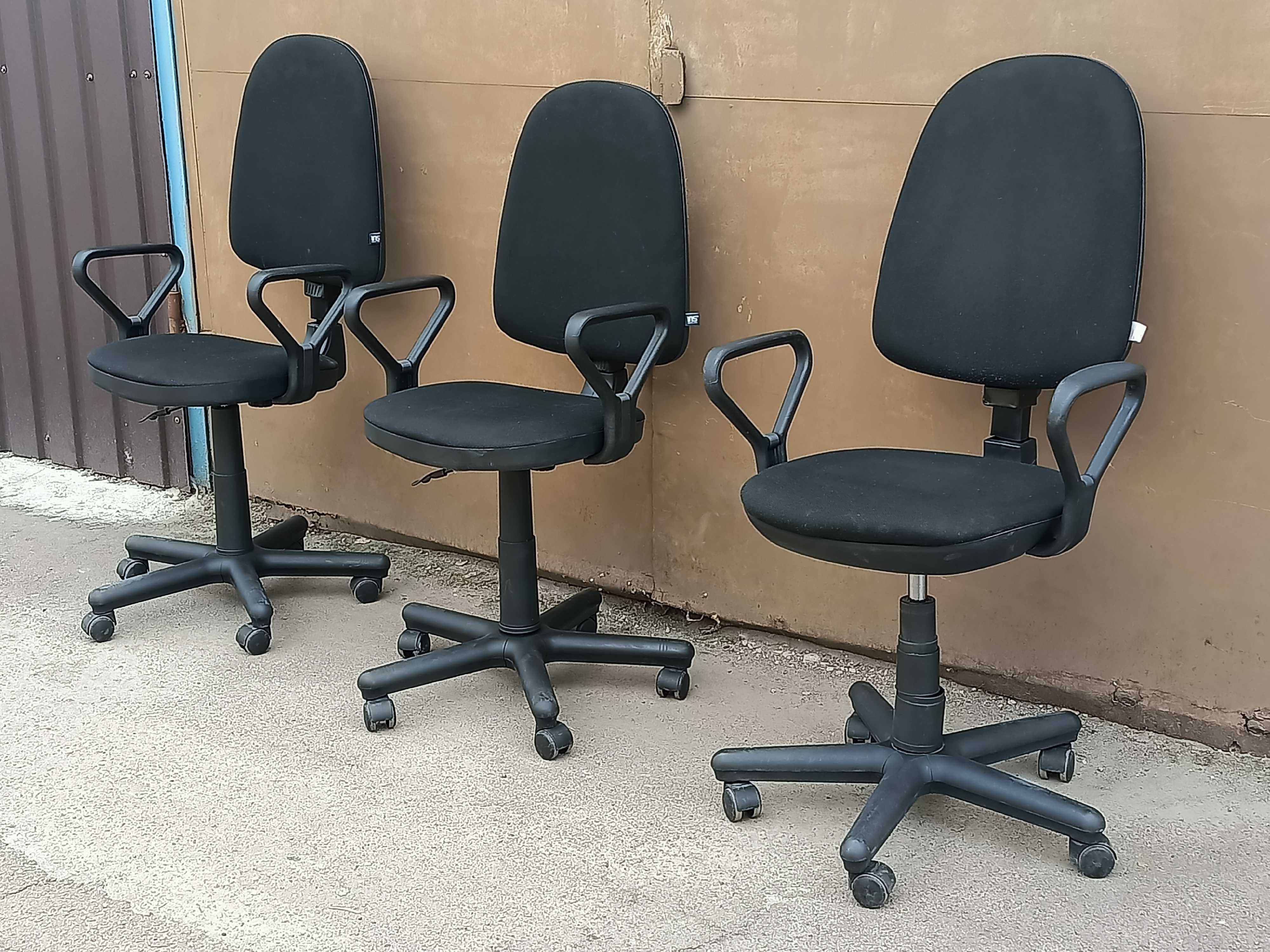 Кресла компьютерные с подлокотниками /  стулья со спинкой на колесах.