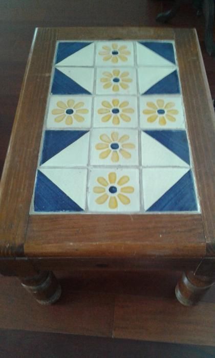 Mesa de apoio em madeira com tampo em azulejos