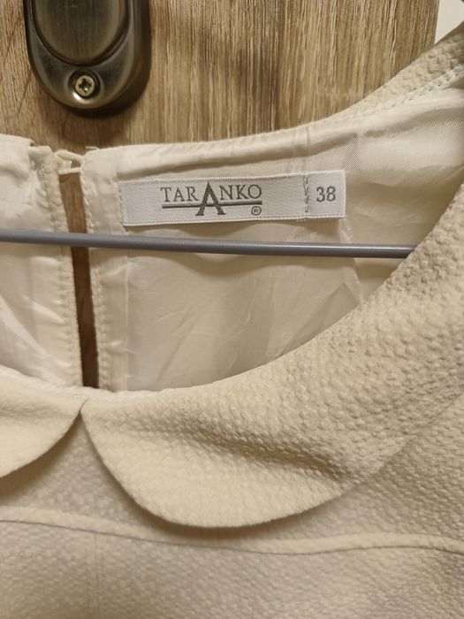 Damska prosta kremowa sukienka z kołnierzykiem w rozmiarze 38/M marki