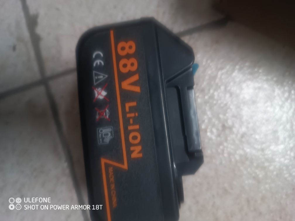 Rebarbador com 2 baterias cargador