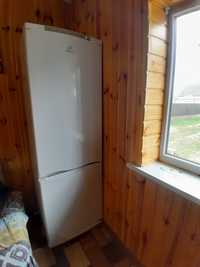 Холодильнику в гарному стані повністю робочий