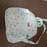 Mochila de cor branca com padrão geométrico