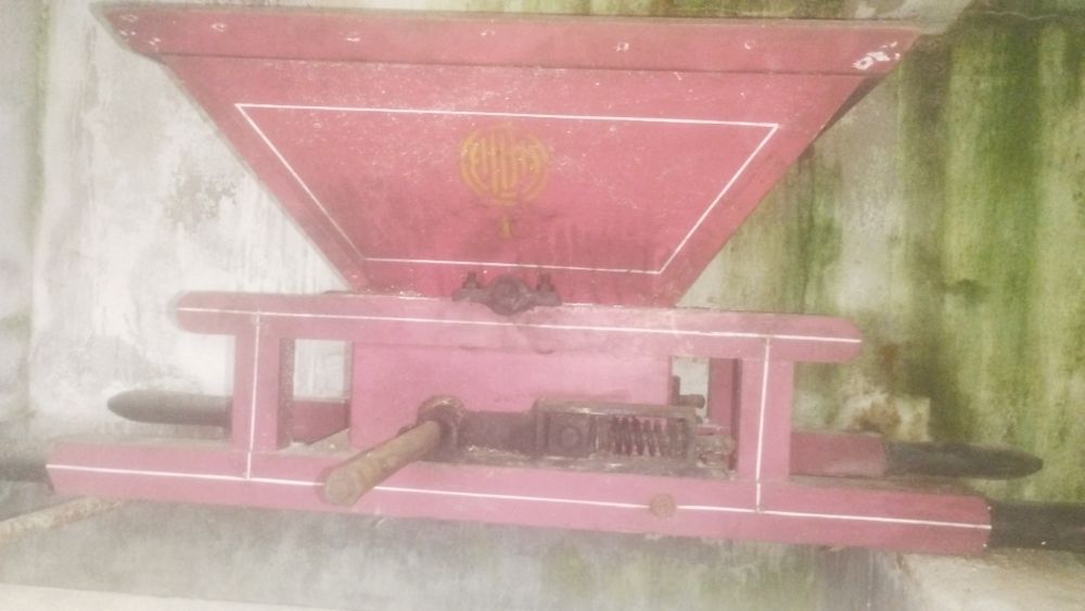 Esmagadora de uvas manual e cesto