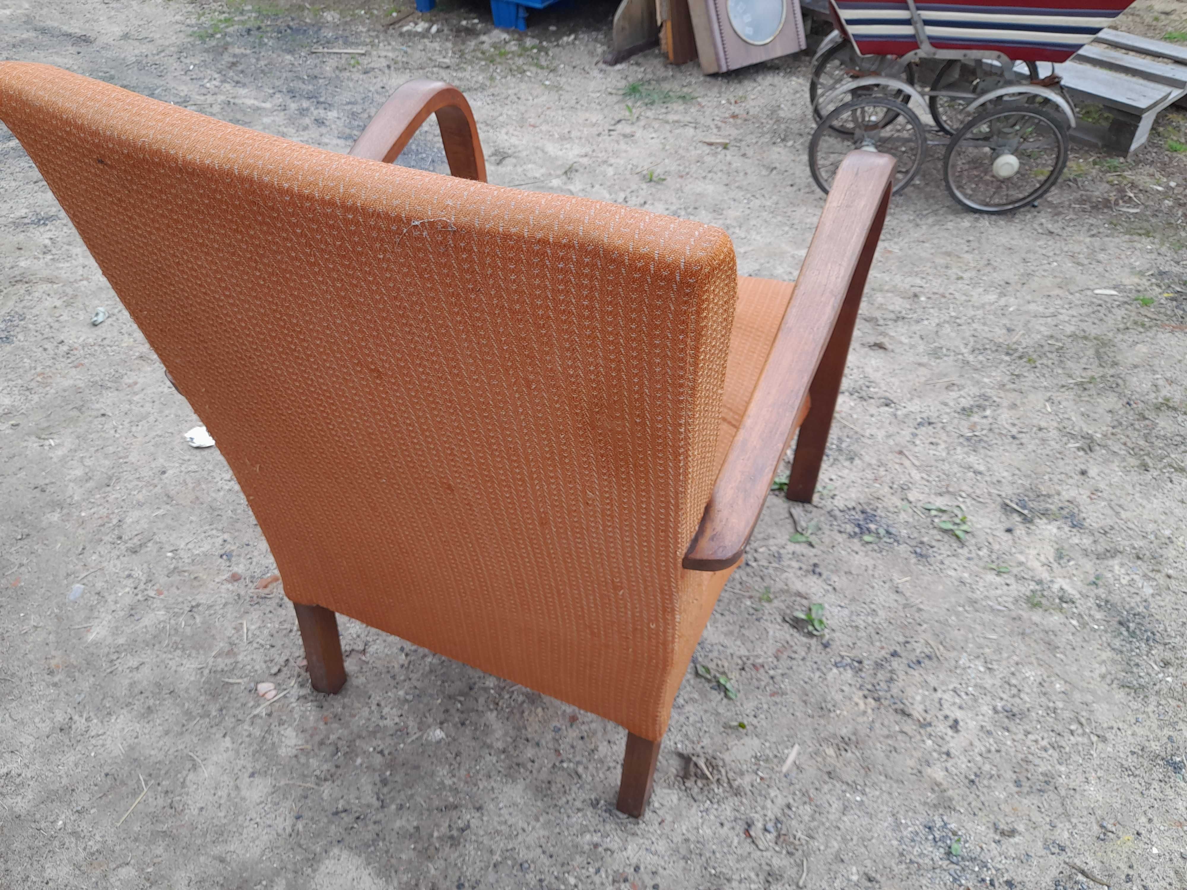 fotel na metalowych nozkach do renowacji