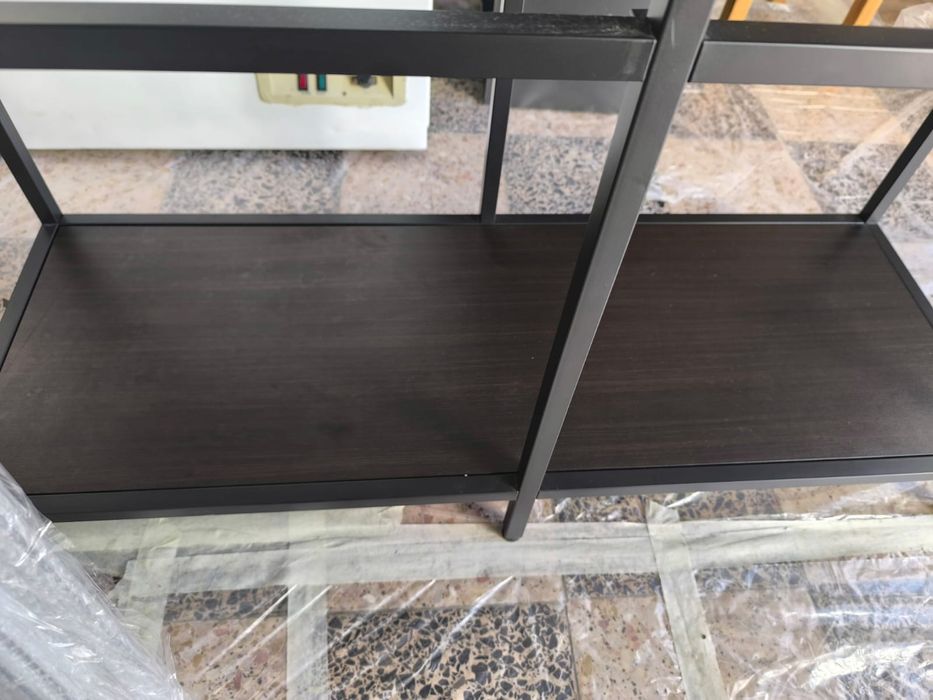 Estante com parteleiras de vidro