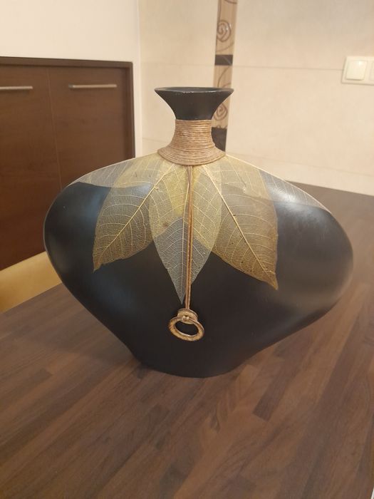 Wazon ozdobny z naklejonymi liśćmi