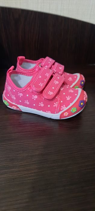 Кеди на дівчинку